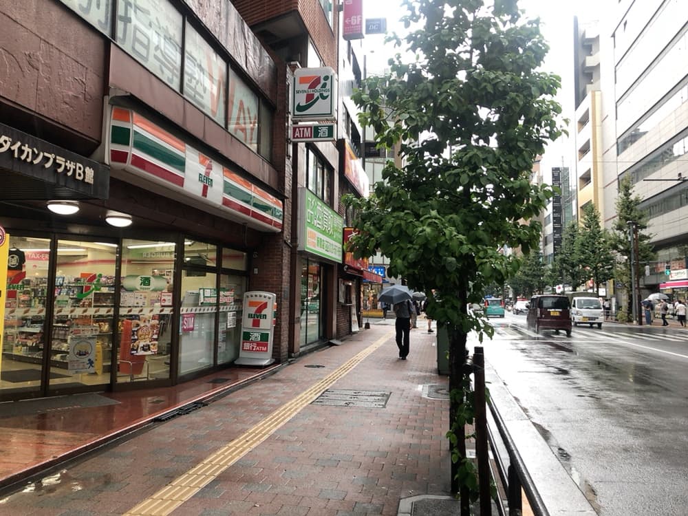 「セブンイレブン西新宿小滝橋通り店」の次の信号を左折