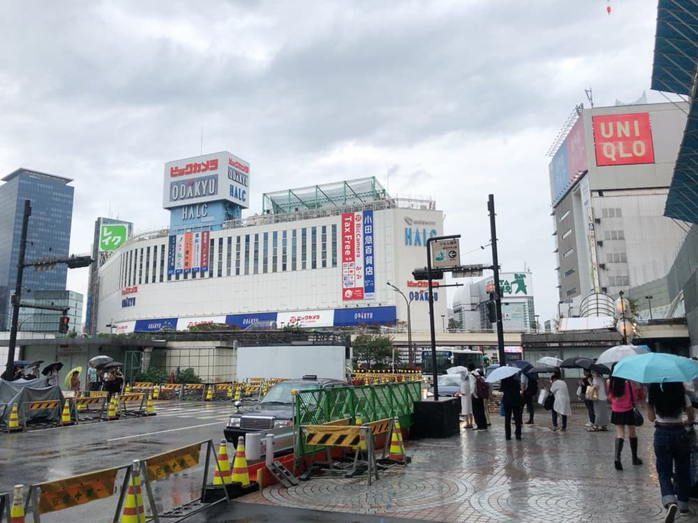 新宿駅西口から傘をさして「新宿大ガード」方面へ